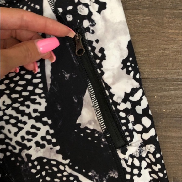 Lululemon Inspire Tight II (mesh) - Picture 2 of 2